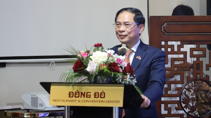 Bộ trưởng Bùi Thanh Sơn gặp gỡ đại diện cộng đồng người Việt Nam tại Séc và châu Âu