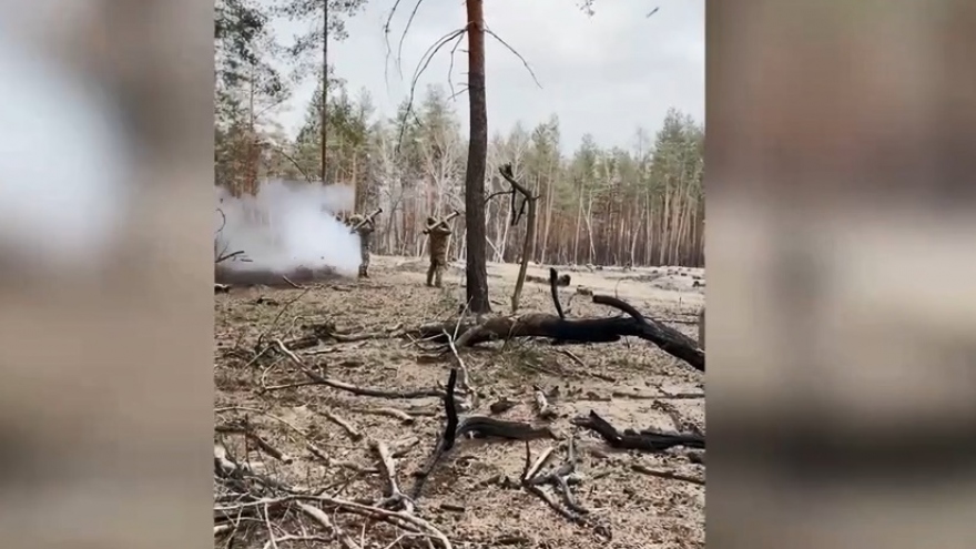 Lính dù Nga tấn công mục tiêu Ukraine bằng súng nhiệt áp vác vai RPO Shmel