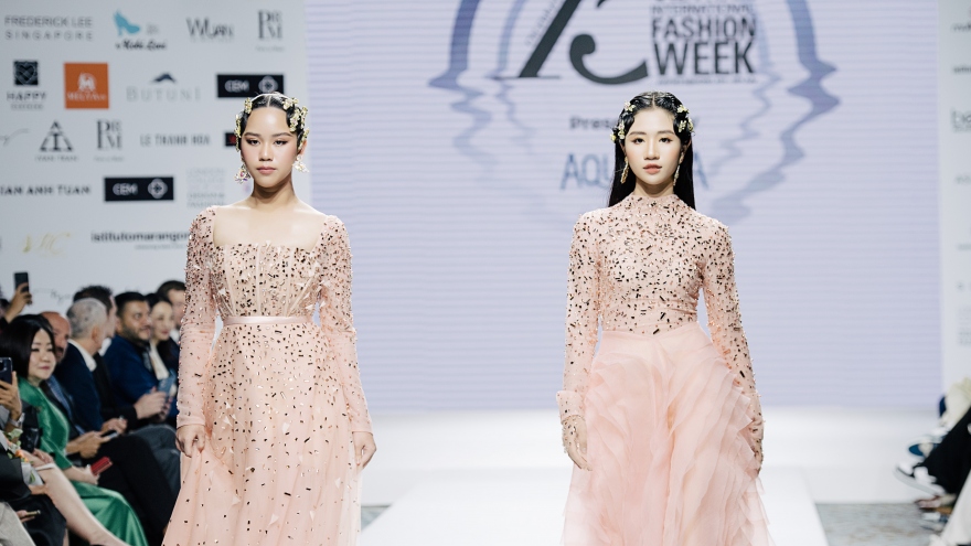 Hoa hậu Bella Vũ catwalk ấn tượng với đầm màu pastel đính kết cầu kỳ