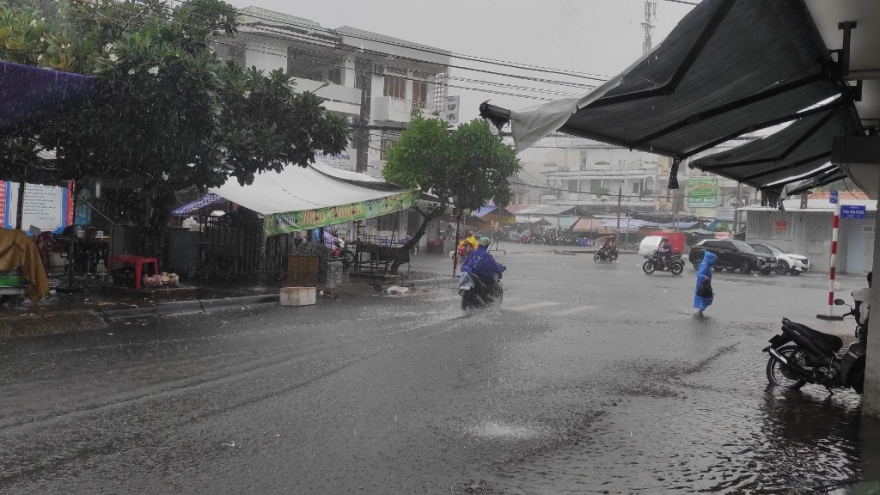 Mưa lớn, nhiều tuyến đường nội ô ở thành phố Bạc Liêu ngập nặng