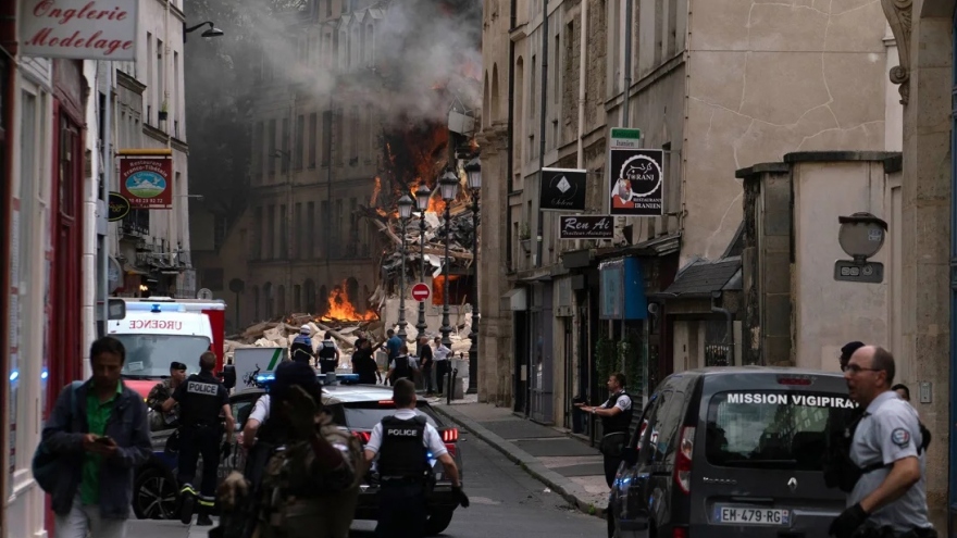Nổ lớn tại Paris gây sập tòa nhà, khiến khoảng 40 người thương vong