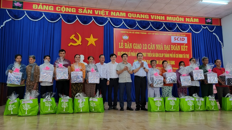 Ông Trần Thanh Mẫn tham dự buổi bàn giao nhà Đại đoàn kết ở huyện Phụng Hiệp