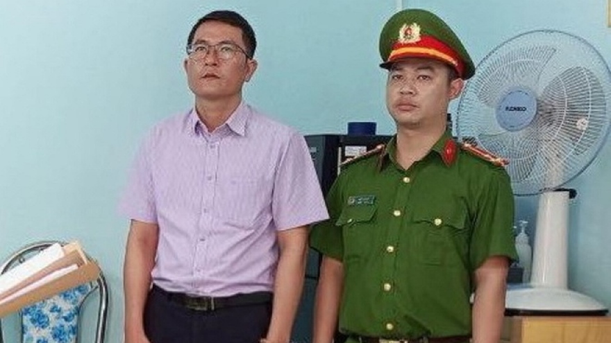 Bắt tạm giam Phó giám đốc văn phòng đăng ký đất đai huyện Khánh Vĩnh