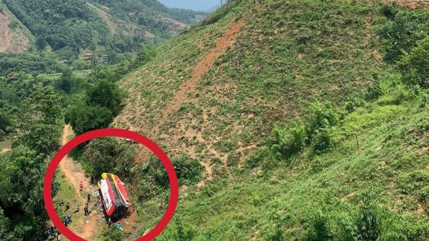 Passenger bus overturns in Phu Tho, 21 Koreans on board vehicle