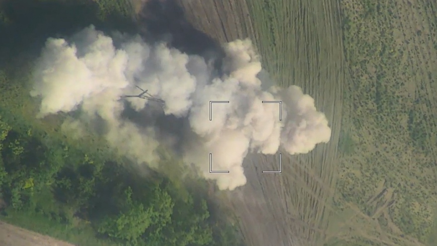 Lính dù Nga sử dụng thông tin từ UAV để nã pháo chính xác vào xe tăng Ukraine