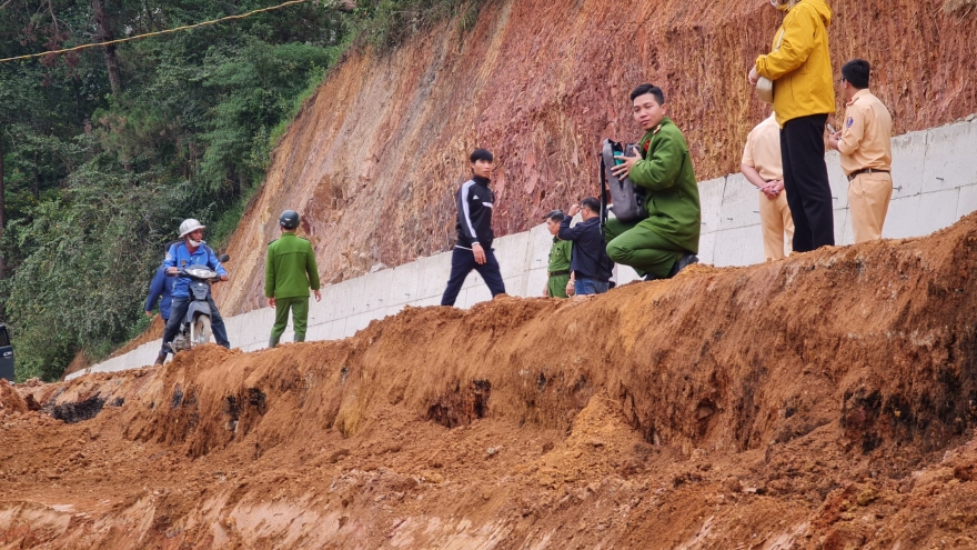 Sạt lở đất tại công trình mở rộng đèo Prenn Đà Lạt khiến 1 công nhân tử vong