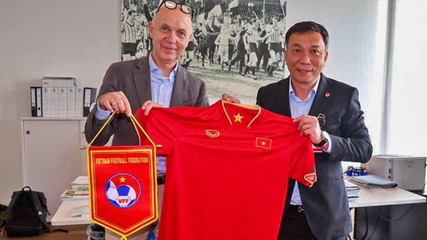 Chủ tịch Liên đoàn Bóng đá Đức ấn tượng mạnh với ĐT nữ Việt Nam