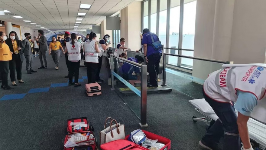Tai nạn mất chân do thang cuốn ở sân bay Bangkok (Thái Lan)