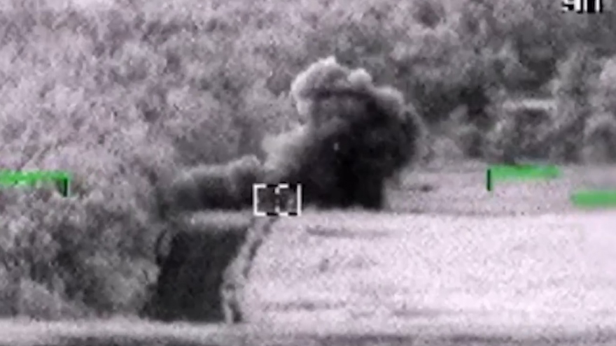 Tên lửa của trực thăng Nga Ka-52 bám đuổi và làm phát nổ xe thiết giáp Ukraine
