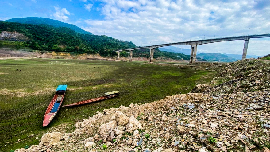 Thuyền bè nằm chỏng chơ dưới lòng hồ thuỷ điện lớn nhất Việt Nam