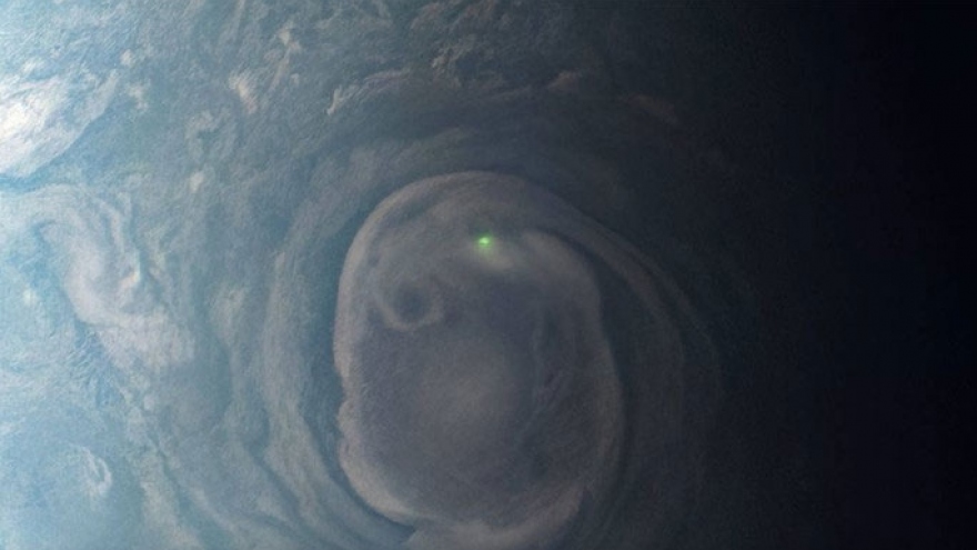 Tàu vũ trụ của NASA chụp được hình ảnh tia sáng xanh bí ẩn trên Sao Mộc