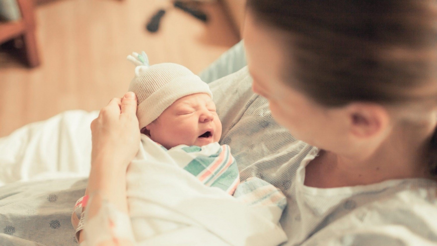 Mới sinh, tôi nên nhờ mẹ chồng hay thuê giúp việc chăm con?