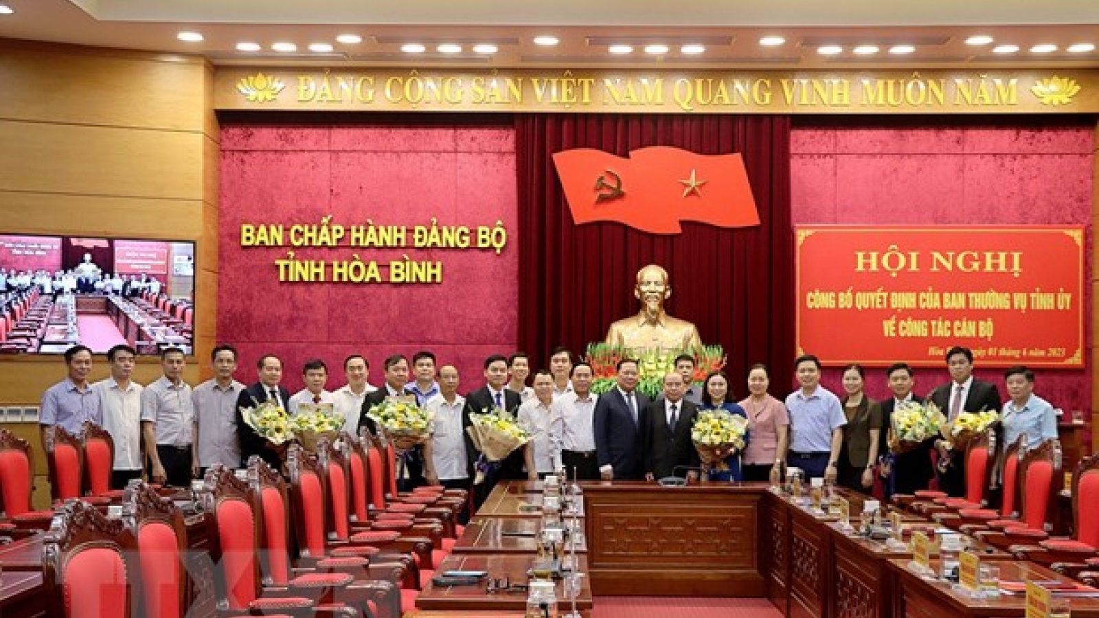 Hòa Bình công bố các nghị quyết, quyết định về công tác cán bộ