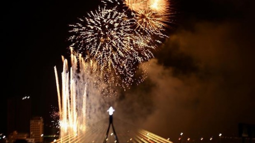 Australia, Italy wow spectators at fireworks fest in Da Nang