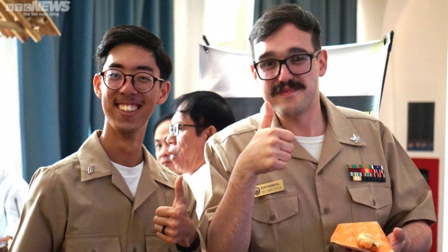 Sailors aboard USS Ronald Reagan taste Vietnamese food