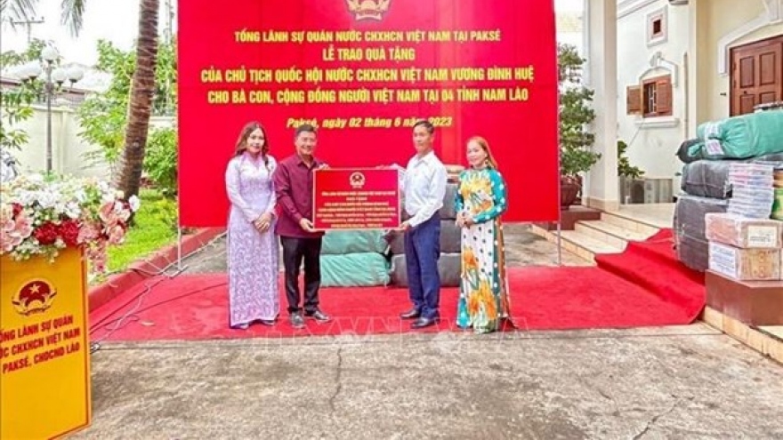 NA Chairman's gifts presented to Vietnamese in four southern provinces of Laos