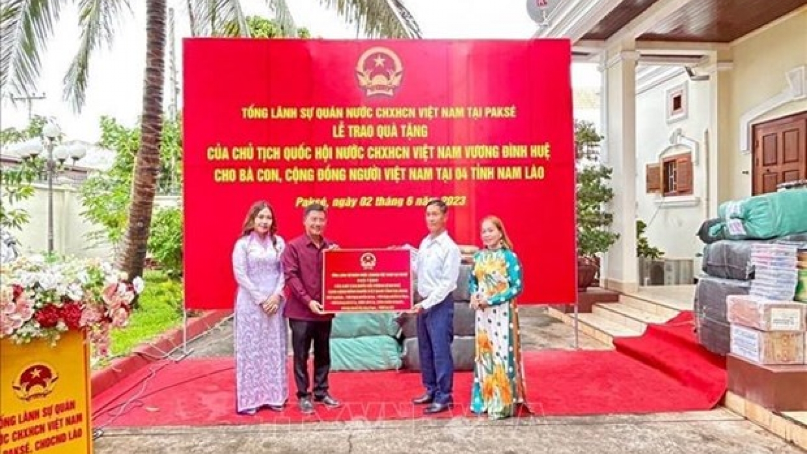 NA Chairman's gifts presented to Vietnamese in four southern provinces of Laos