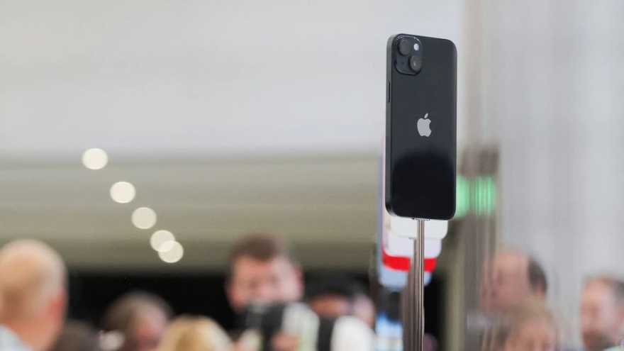 Apple, Amazon bị tố bắt tay làm giá iPhone