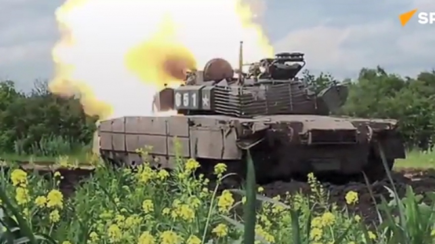 Cận cảnh xe tăng Nga T-80BVM nã pháo vào đơn vị trinh sát Ukraine