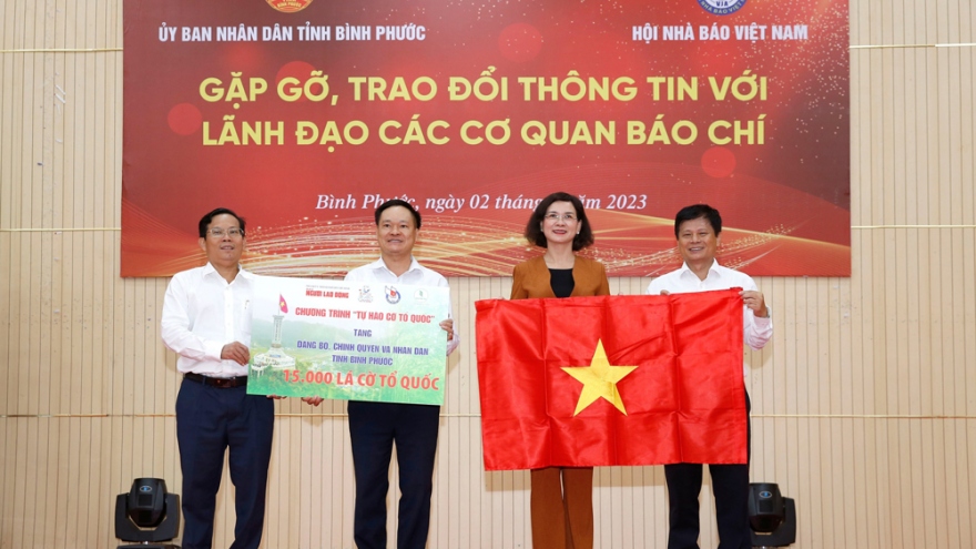 15.000 lá cờ được trao cho cán bộ, chiến sĩ và nhân dân vùng biên Bình Phước