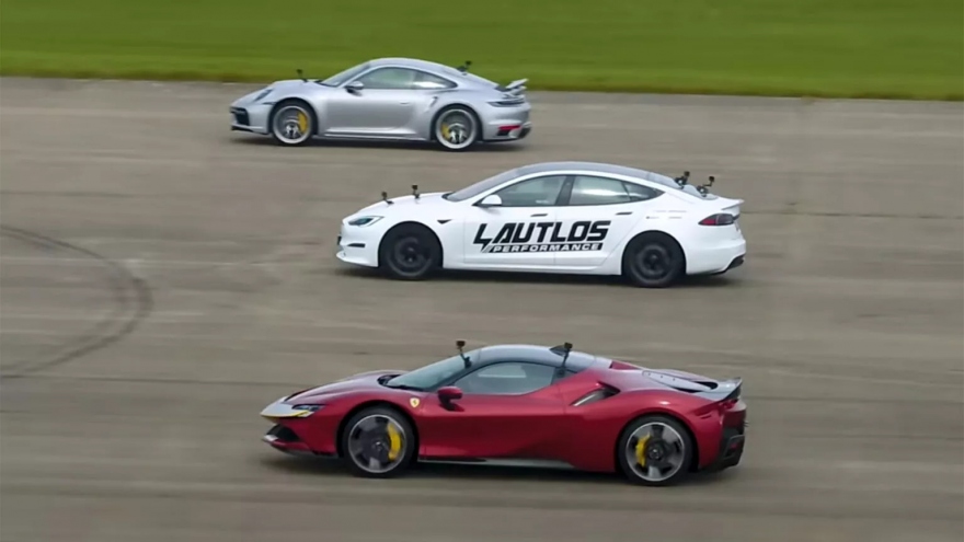 Video Tesla, Ferrari và Porsche so kè sức mạnh