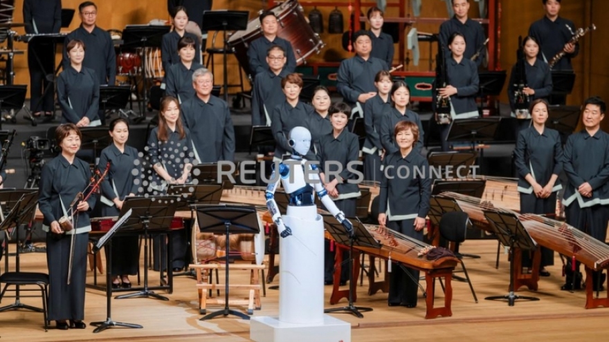 Robot làm “nhạc trưởng” chỉ huy dàn nhạc trong đêm diễn tại Seoul, Hàn Quốc
