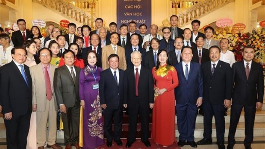 Party chief praises 75-year achievements of Vietnamese artists