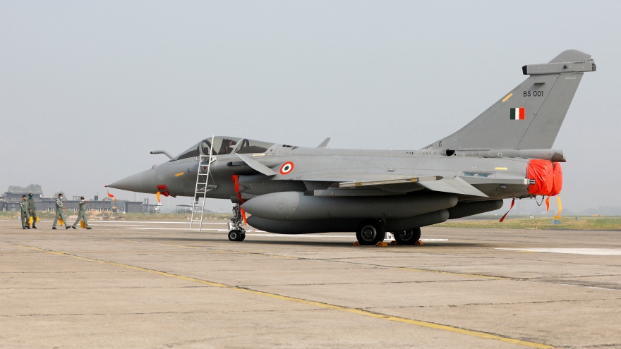 Ấn Độ duyệt mua máy bay chiến đấu và tàu ngầm của Pháp
