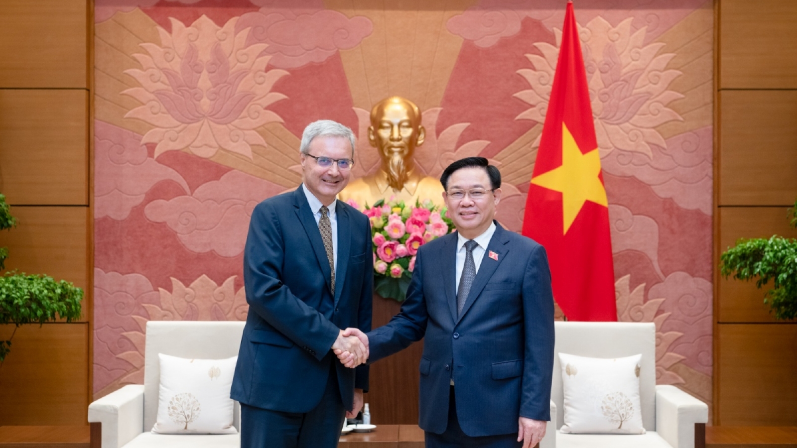 NA Chairman pushes for stronger Vietnam-France cooperation in economics, trade and tourism
