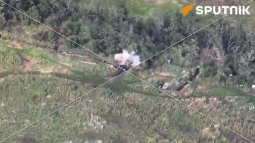 Khoảnh khắc UAV cảm tử Nga tấn công làm nổ tung kho đạn của Ukraine