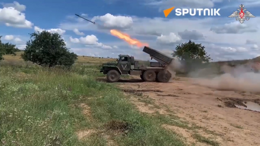 Pháo phản lực Grad của Nga phóng tên lửa dồn dập tấn công đại đội Ukraine