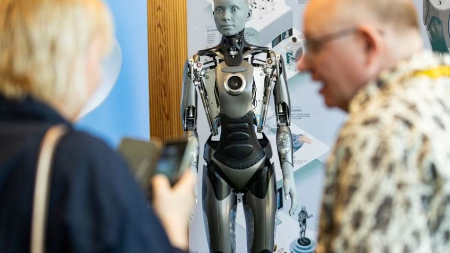 Thú vị cuộc họp báo đầu tiên giữa con người và robot