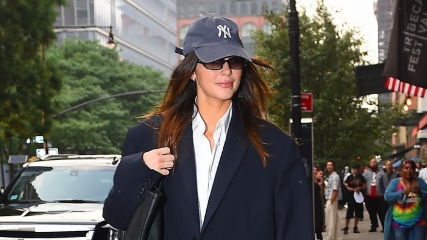 Kendall Jenner lên đồ độc lạ với mốt "giấu quần" chuẩn fashionista ra phố