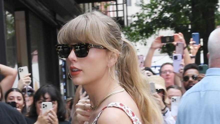 Taylor Swift đẹp hút hồn trên đường phố New York