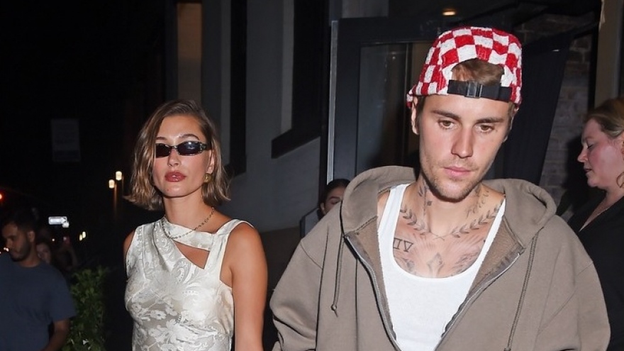 Vợ chồng Justin Bieber - Hailey Baldwin nắm tay tình cảm đi chơi tối