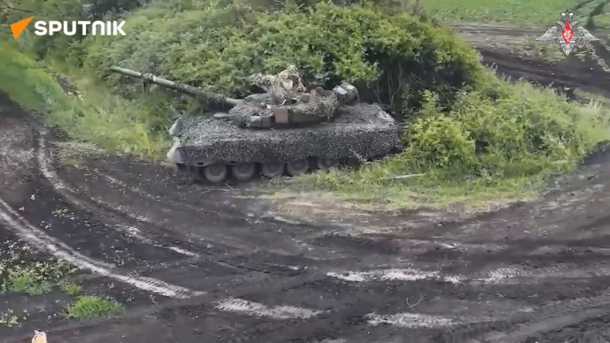 Xe tăng T-80BV Nga phá hủy cứ điểm quân Ukraine