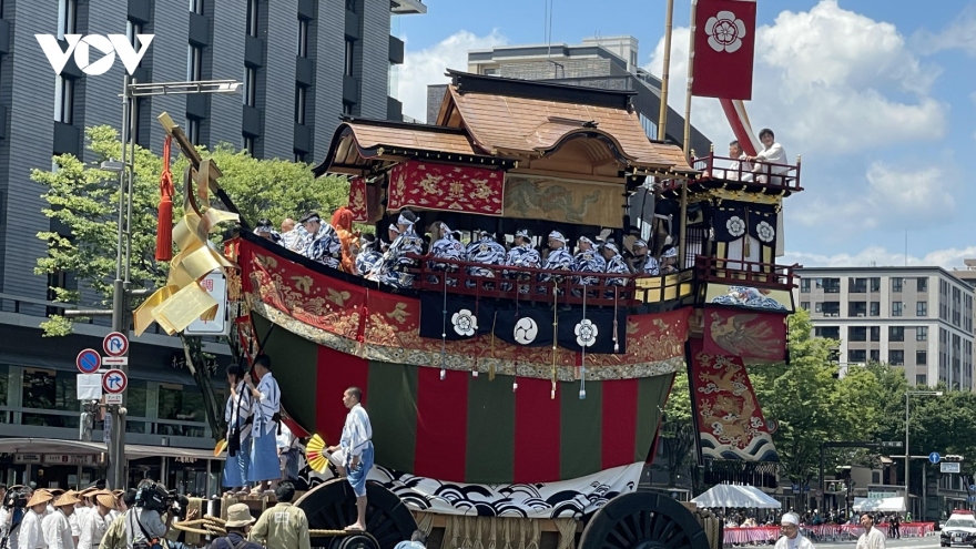 VOV presents royal dragon embroidered curtain to Japanese friends