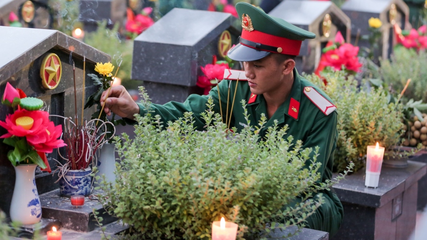 Candle-lighting ceremony held in tribute to heroic martyrs