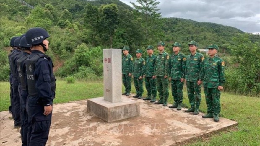 Vietnamese, Chinese border stations conduct joint border line patrol