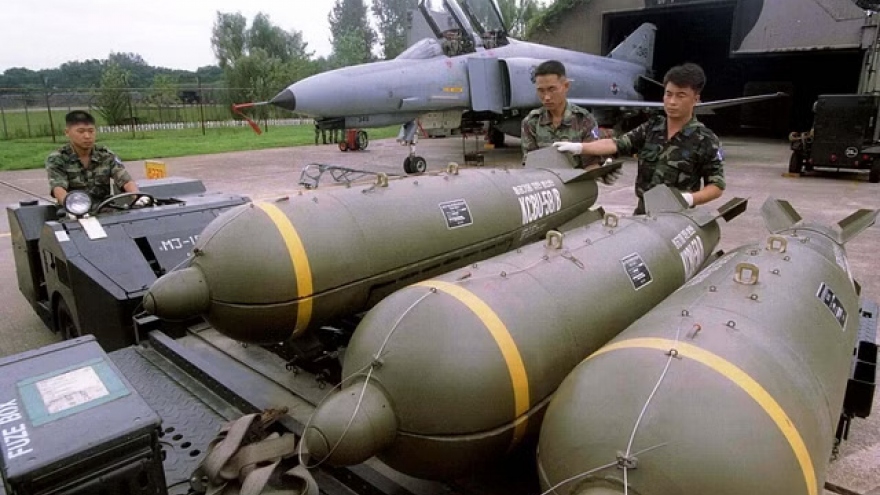 Đức cam kết không cung cấp bom chùm cho Ukraine