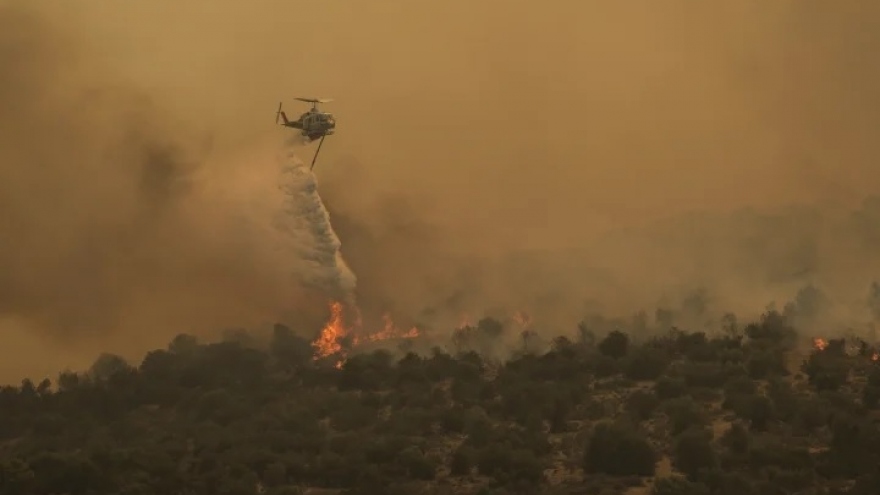 Hy Lạp điều động máy bay và trực thăng cứu trợ để ngăn chặn cháy rừng