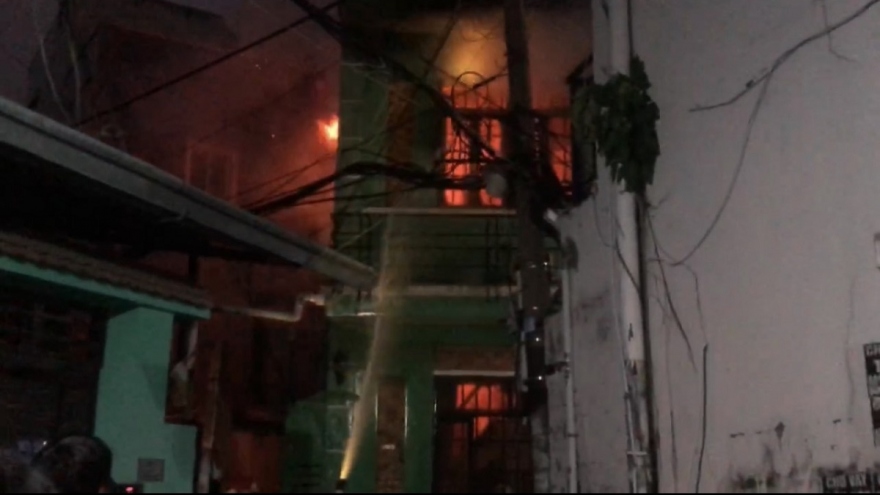 Cháy nhà trong hẻm sâu tại TP.HCM, nhiều người hoảng loạn tháo chạy