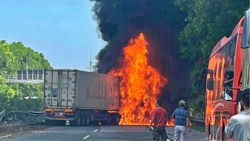 Ô tô đầu kéo bốc cháy dữ dội trên cao tốc Ninh Bình