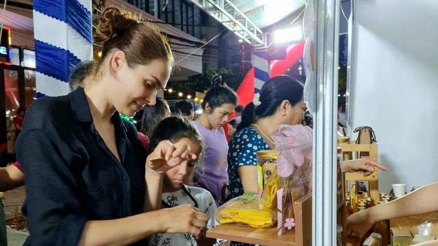 Pedestrian street and night market for backpackers opens in Da Nang