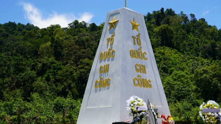 Dâng hương tưởng niệm các anh hùng liệt sĩ tại Lào