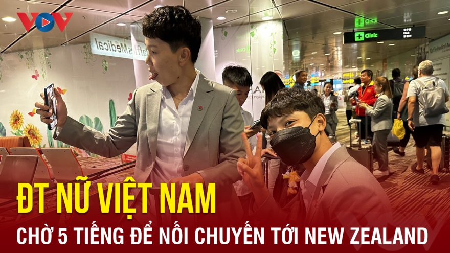 ĐT nữ Việt Nam tới Singapore, chờ 5 tiếng để bay nối chuyến đến New Zealand