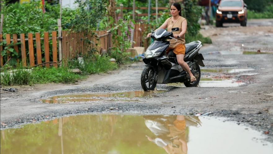 Đường dài hơn 100m chi chít “ổ voi”, dân Thủ đô vừa đi vừa sợ ngã