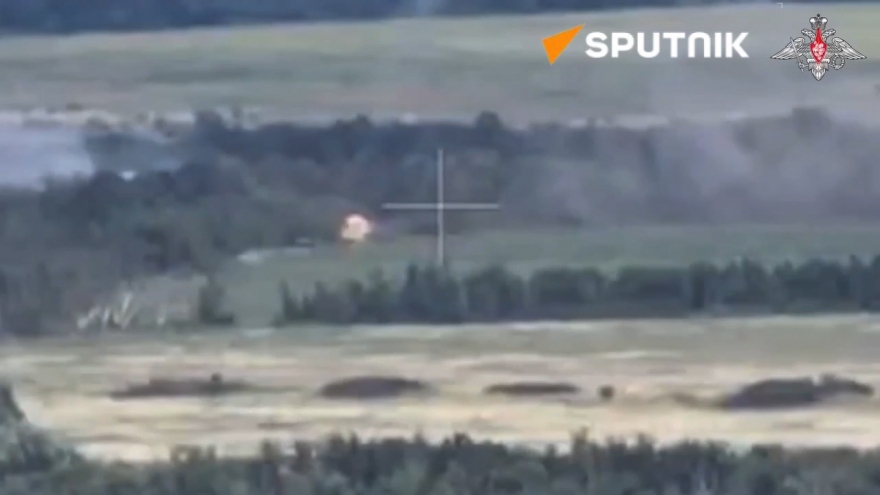 Lựu pháo Giatsint-B của Nga phá hủy xe tăng Ukraine bằng một đòn trực diện