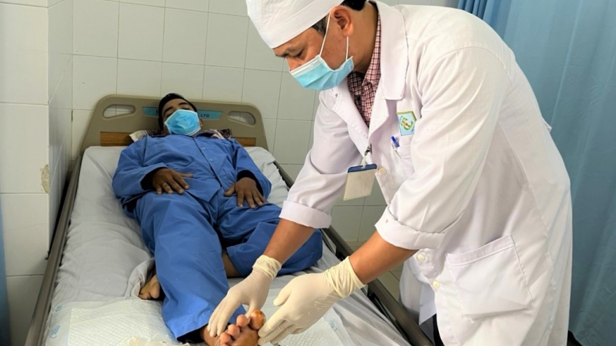 4 giờ nỗ lực nối bàn chân bị đứt lìa