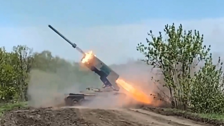 Hỏa thần nhiệt áp của Nga ẩn mình sau rặng cây, giội bão lửa lên mục tiêu Ukraine